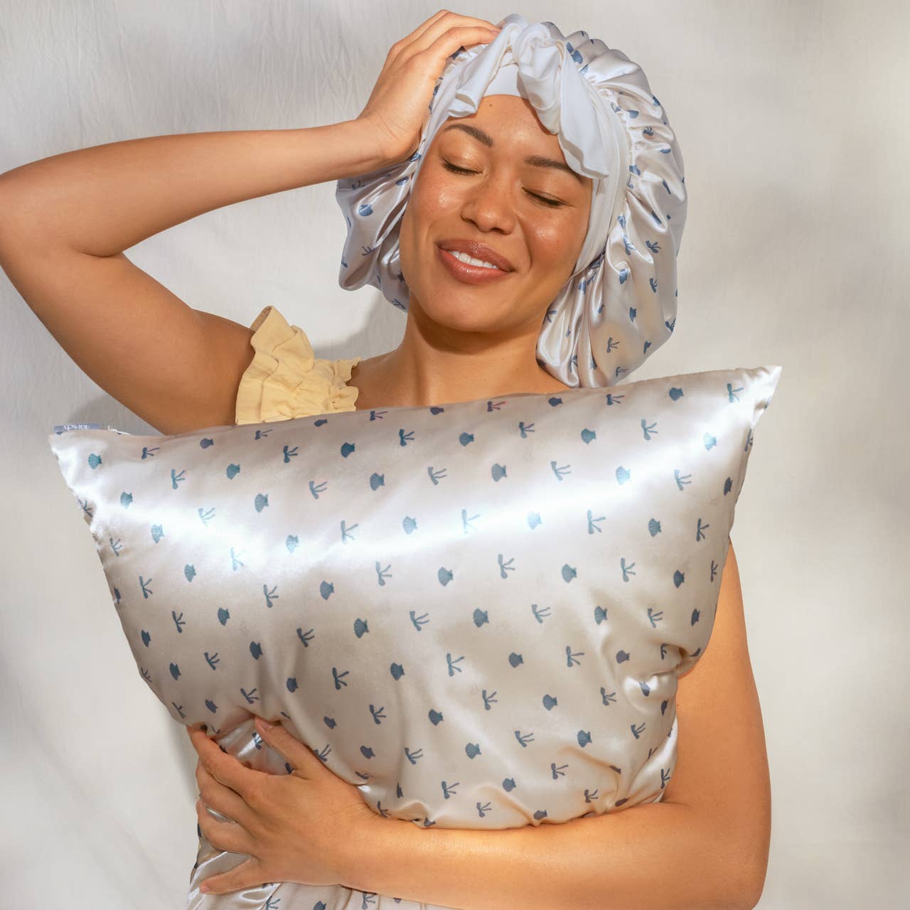 Kitsch Standard Satin Pillowcase - Pearlized Cream & Coastal Blue Print