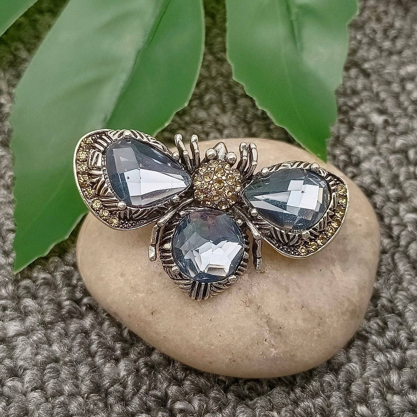 Mio Queena Sparkling Glass Rhinestone Bee Brooch
