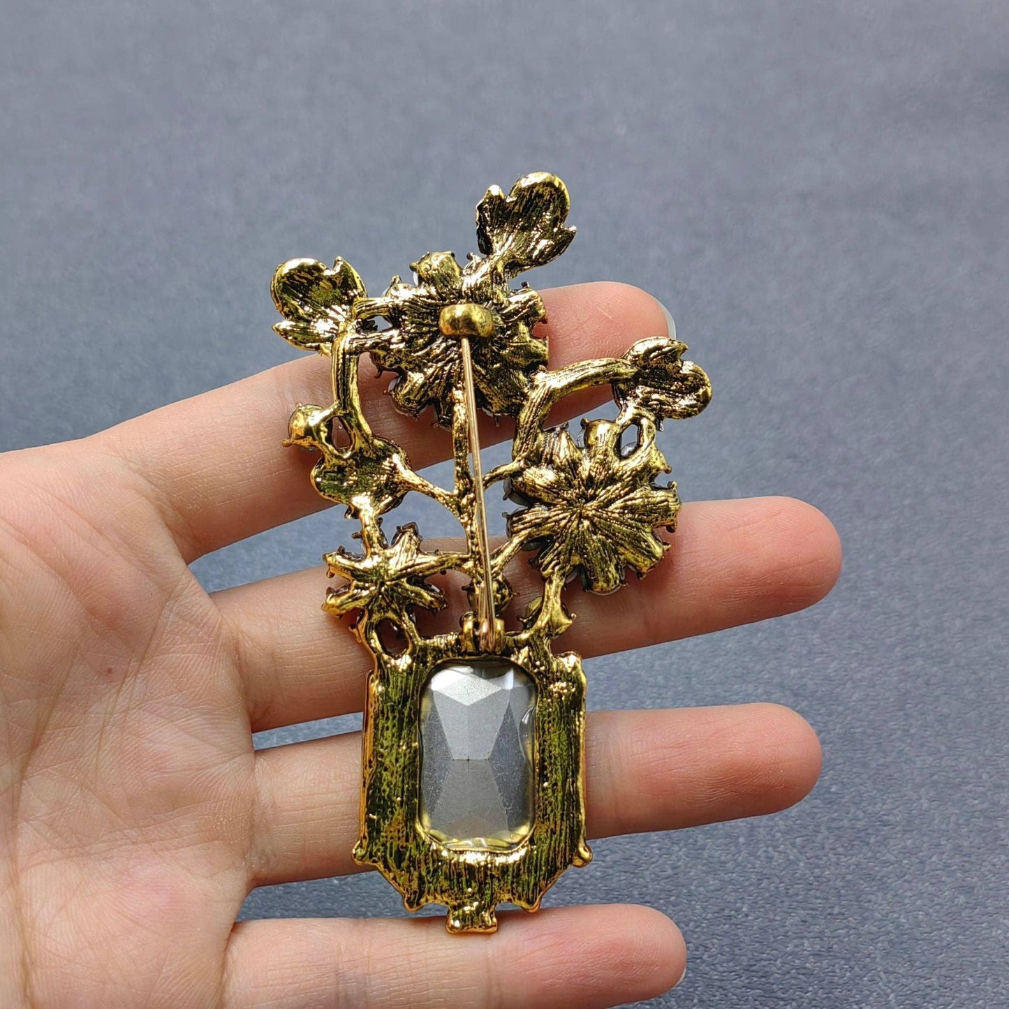 Mio Queena Inlaid Glass & Rhinestone Flower Shape Vintage Brooch