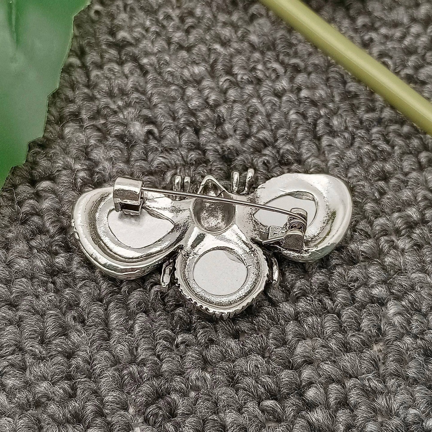 Mio Queena Sparkling Glass Rhinestone Bee Brooch