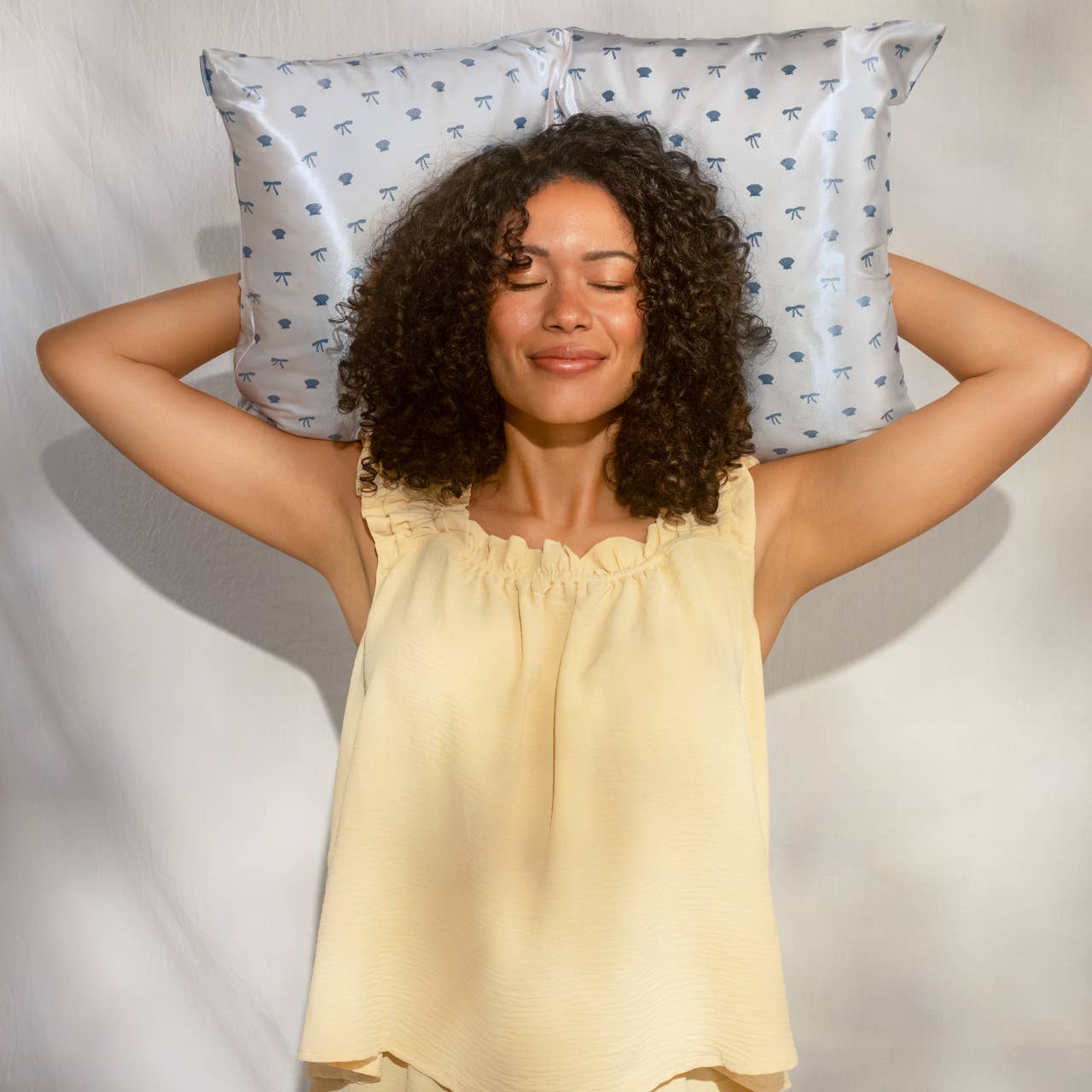 Kitsch Standard Satin Pillowcase - Pearlized Cream & Coastal Blue Print