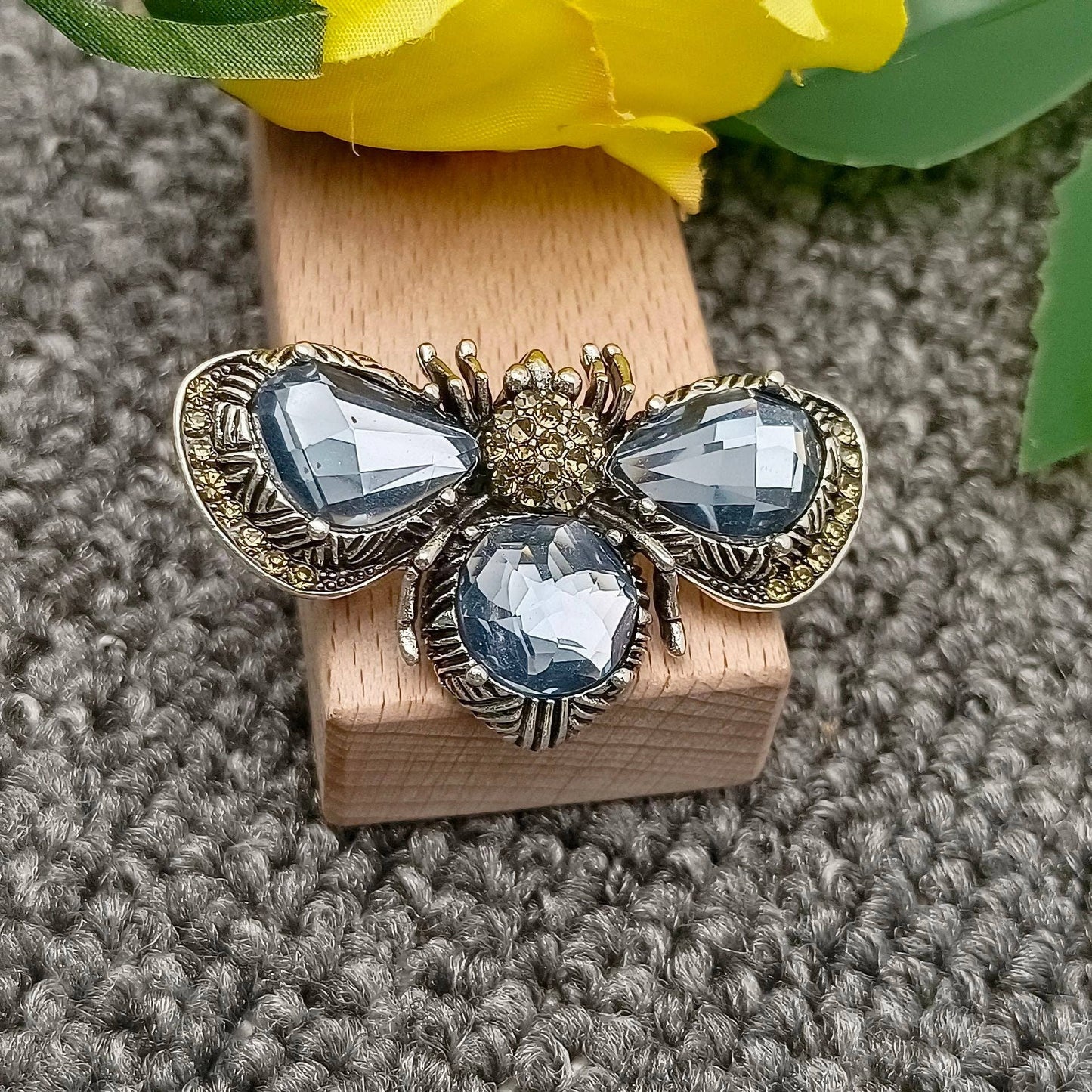 Mio Queena Sparkling Glass Rhinestone Bee Brooch