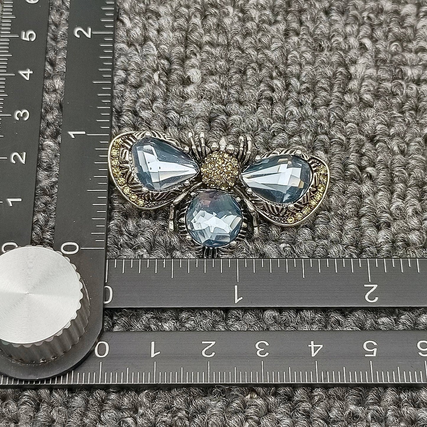 Mio Queena Sparkling Glass Rhinestone Bee Brooch