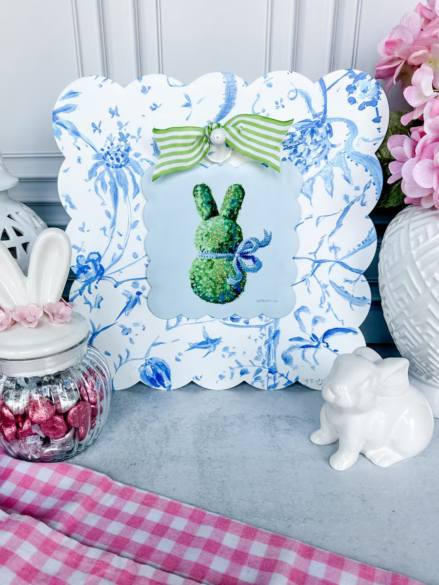 Round Top Mini Gallery Scallop Blue Boxwood Bunny