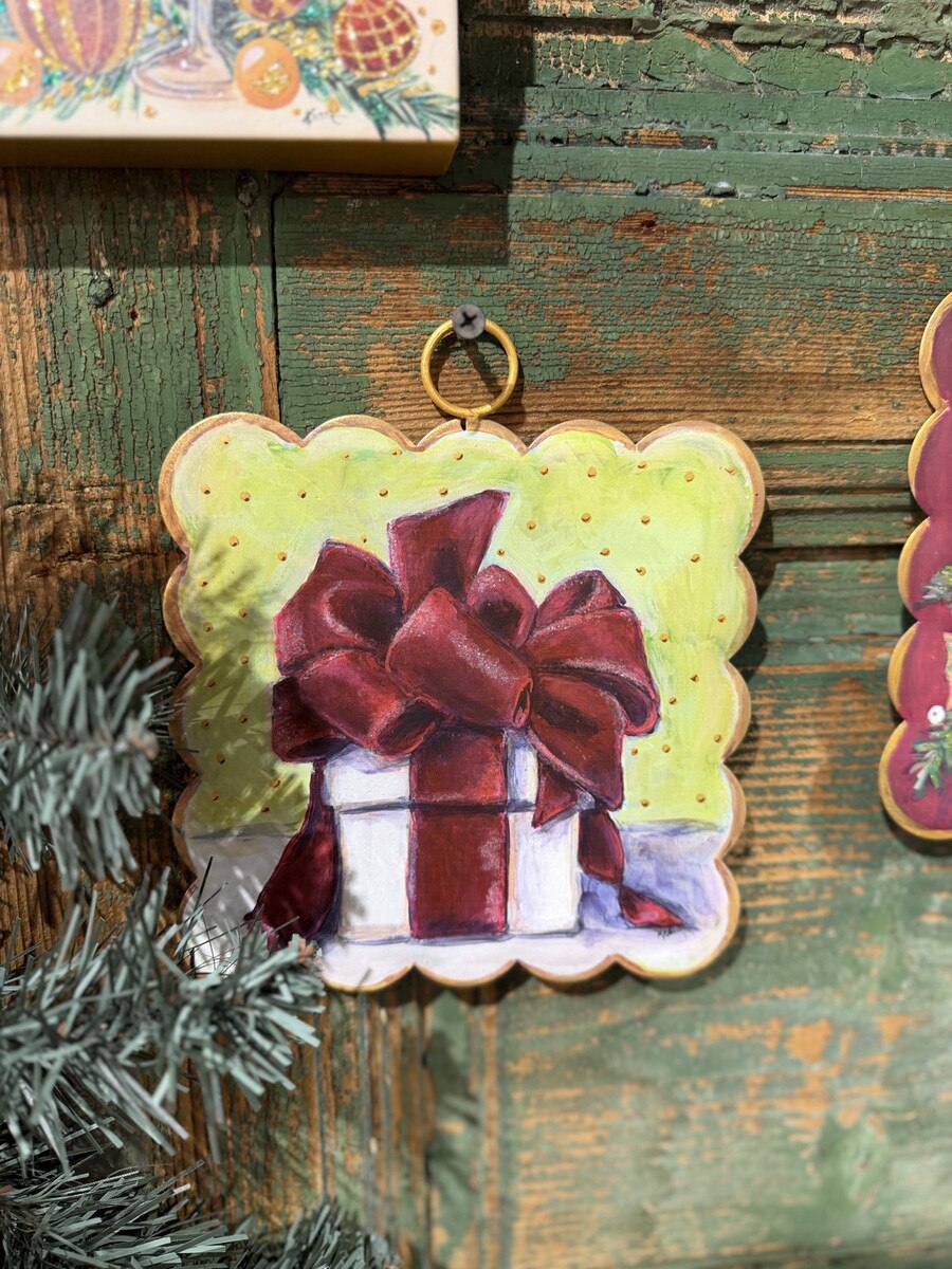 Round Top Mini Hamilton Scallop Burgundy Gift Box